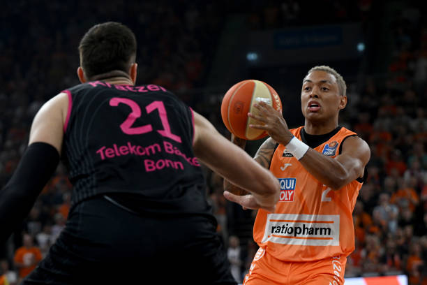 整个足球界 整个足球界